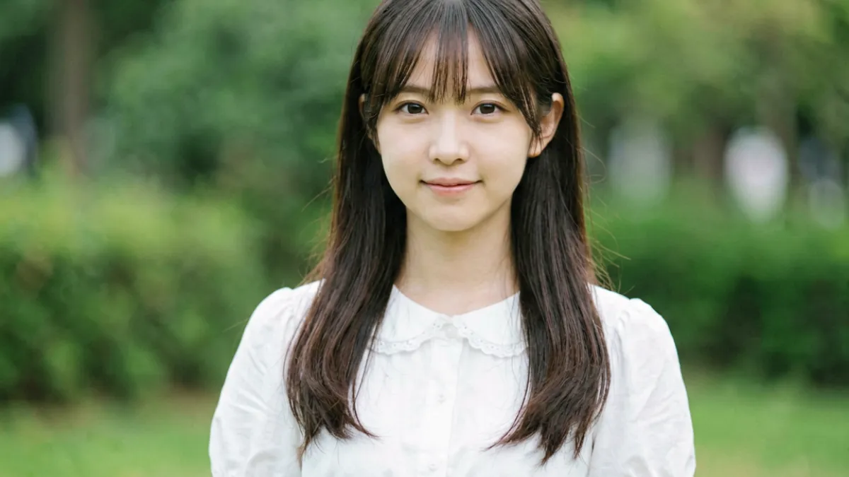 爱沢花梨写真风格代表画面，展示清纯邻家系造型与标志性妆容细节
